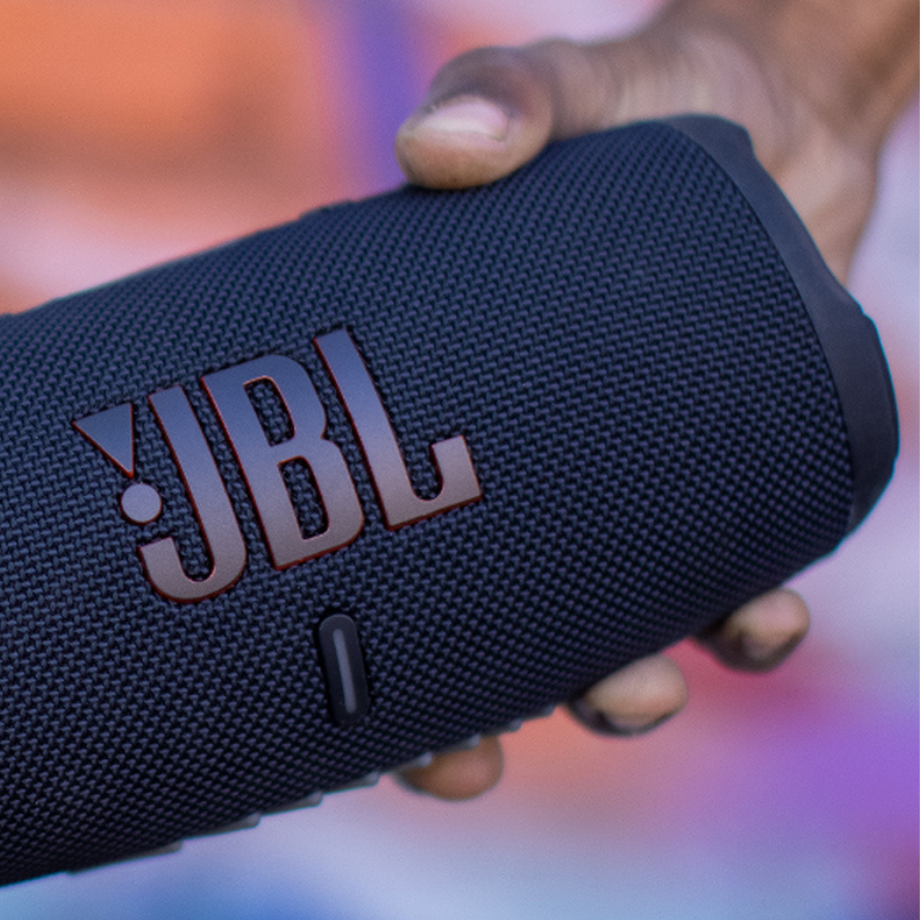 JBL Charge 5 with PartyBoost – Bigger Sound, More Fu Two JBL Charge 5 speakers connected via PartyBoost, providing stereo sound